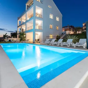 Deluxe Carlotta Apartment